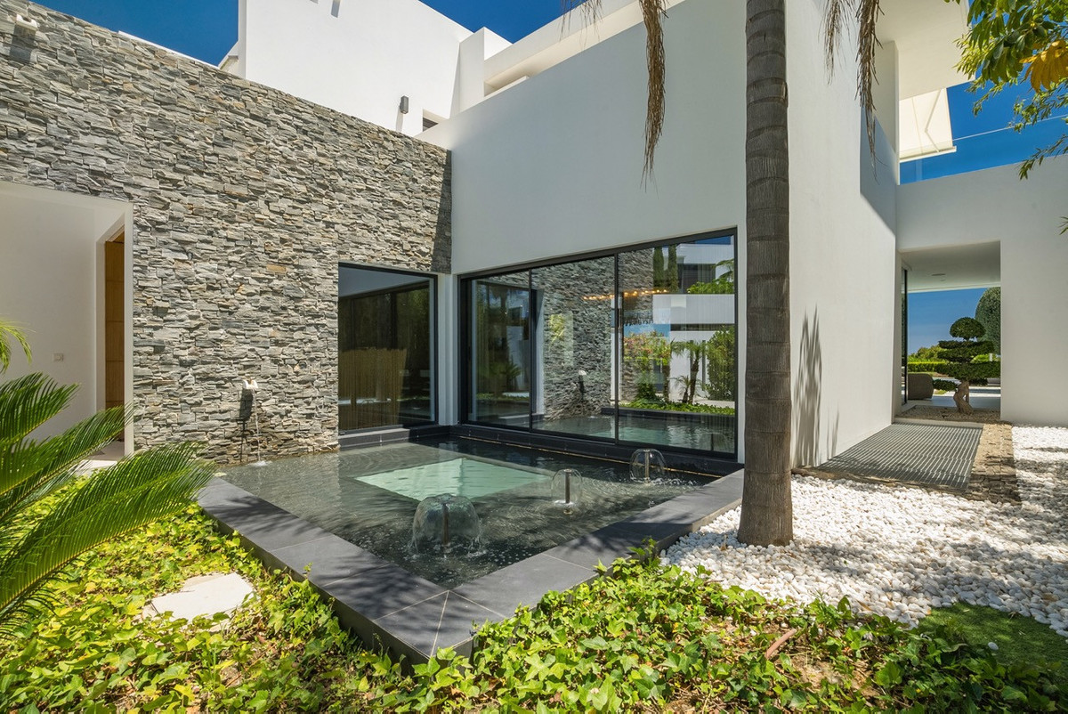 5 Bedroom Villa for Sale in The Golden Mile — 8