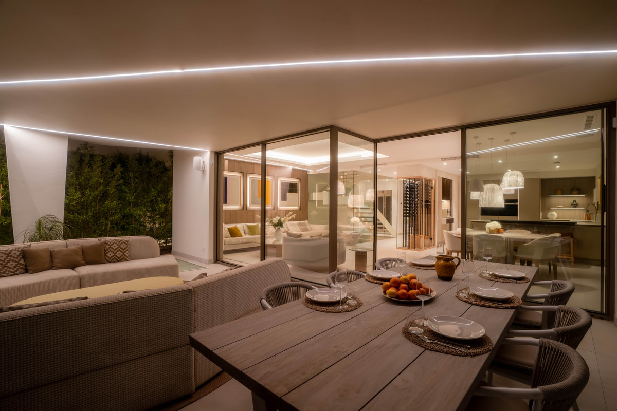 4 Bedroom Villa for Sale in Nueva Andalucía — 2