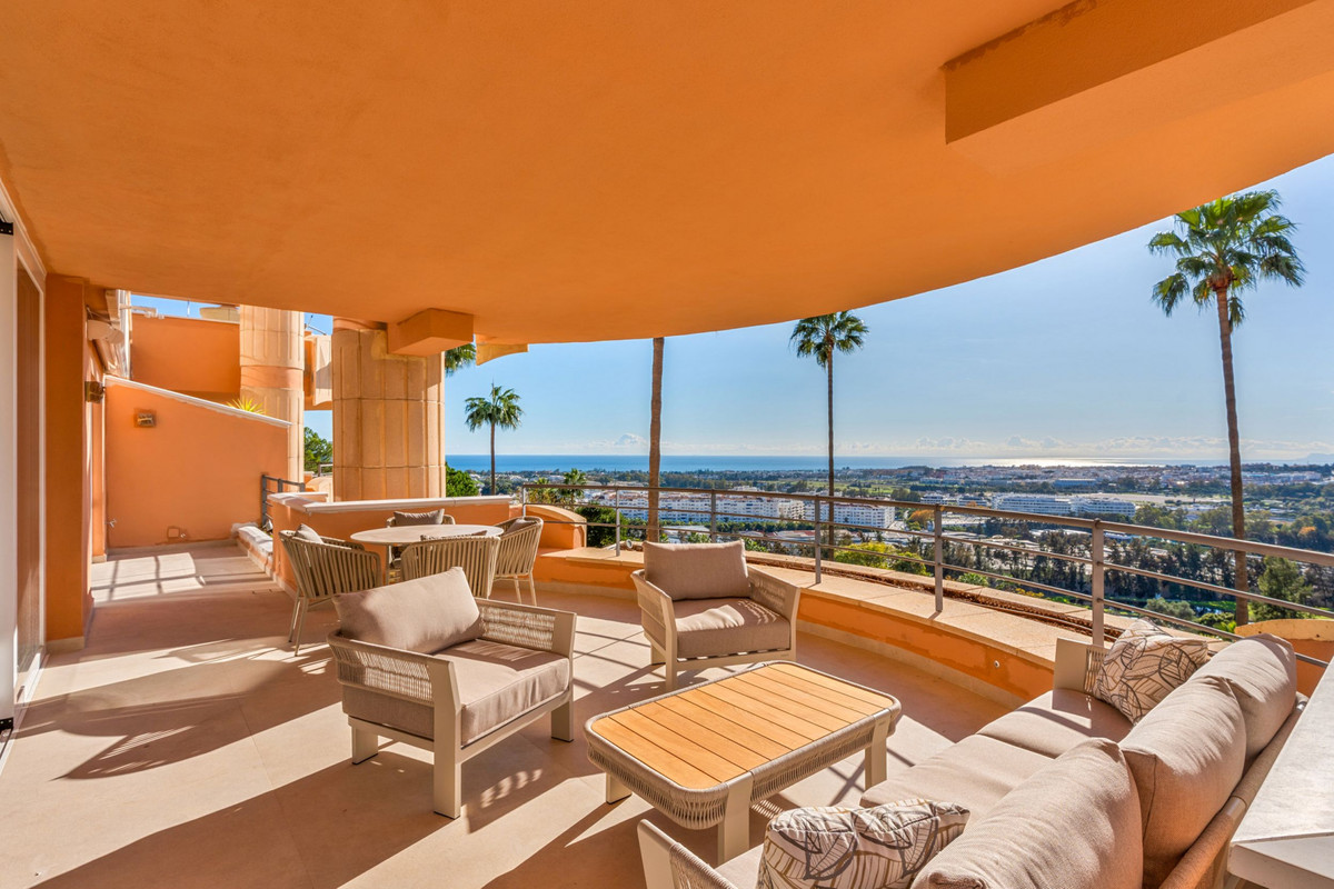 3 Bedroom Apartment for Sale in Nueva Andalucía — 2