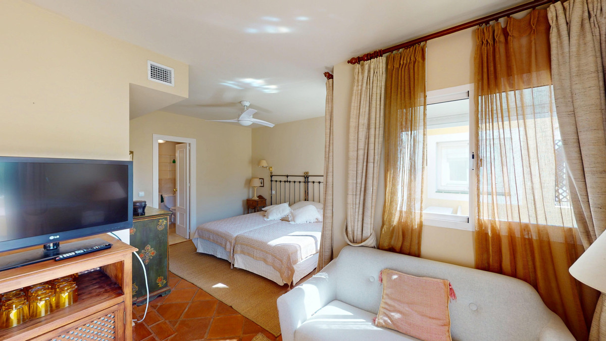 4 Bedroom Apartment for Sale in Guadalmina Alta — 5