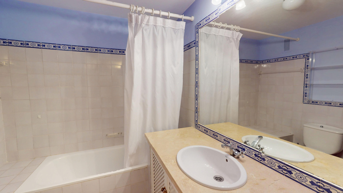 4 Bedroom Apartment for Sale in Guadalmina Alta — view 10