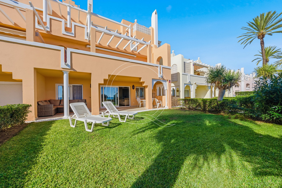 3 Bedroom Apartment for Sale in Estepona — 2