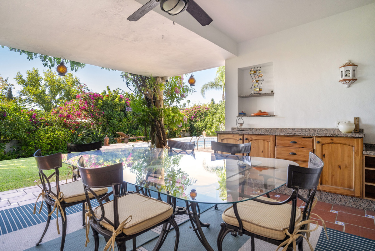 4 Bedroom Villa for Sale in Guadalmina Alta — 2
