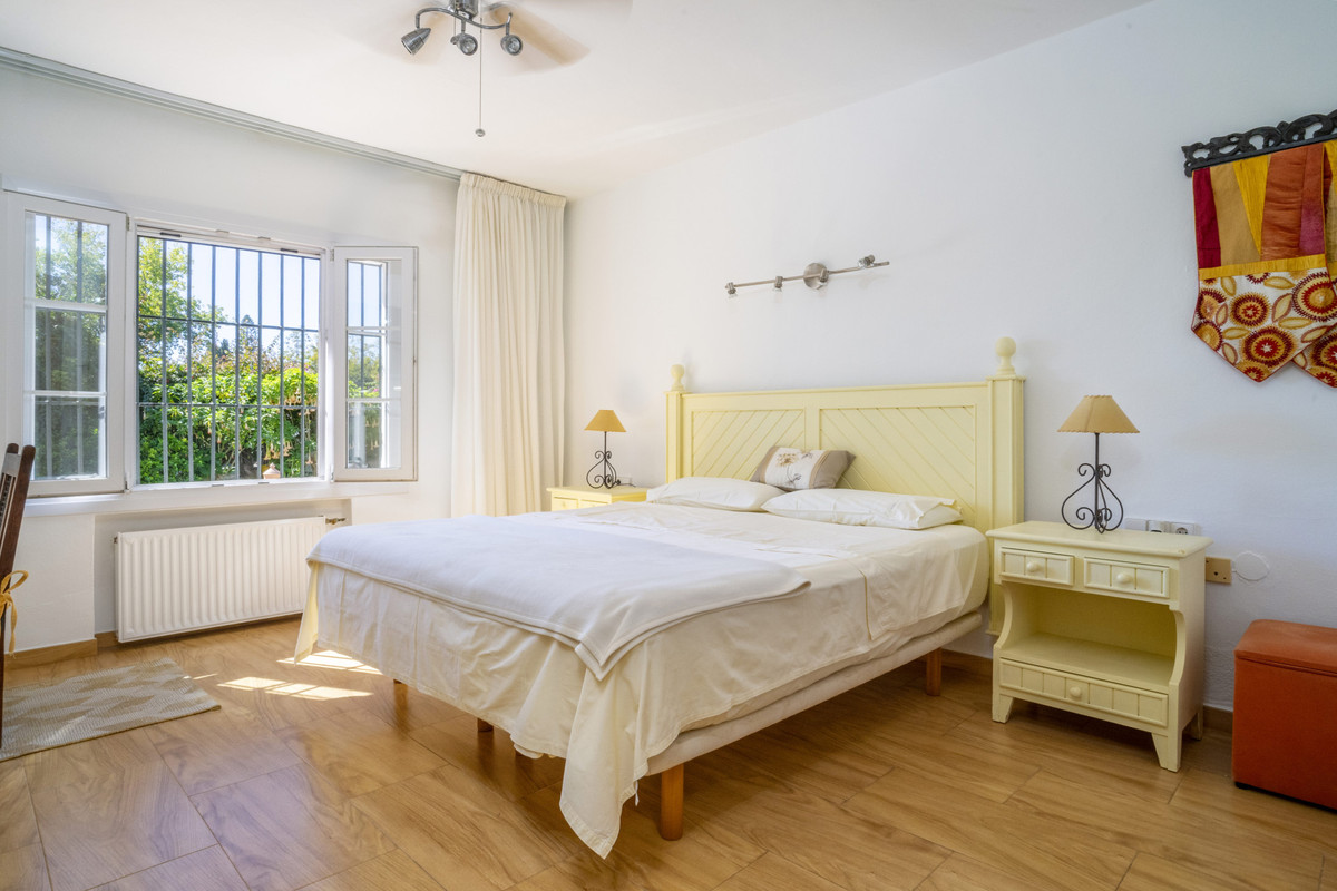 4 Bedroom Villa for Sale in Guadalmina Alta — 6
