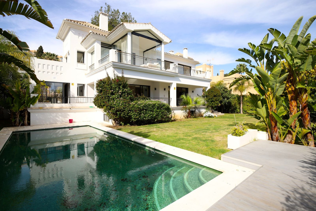 6 Bedroom Villa for Sale in Nueva Andalucía
