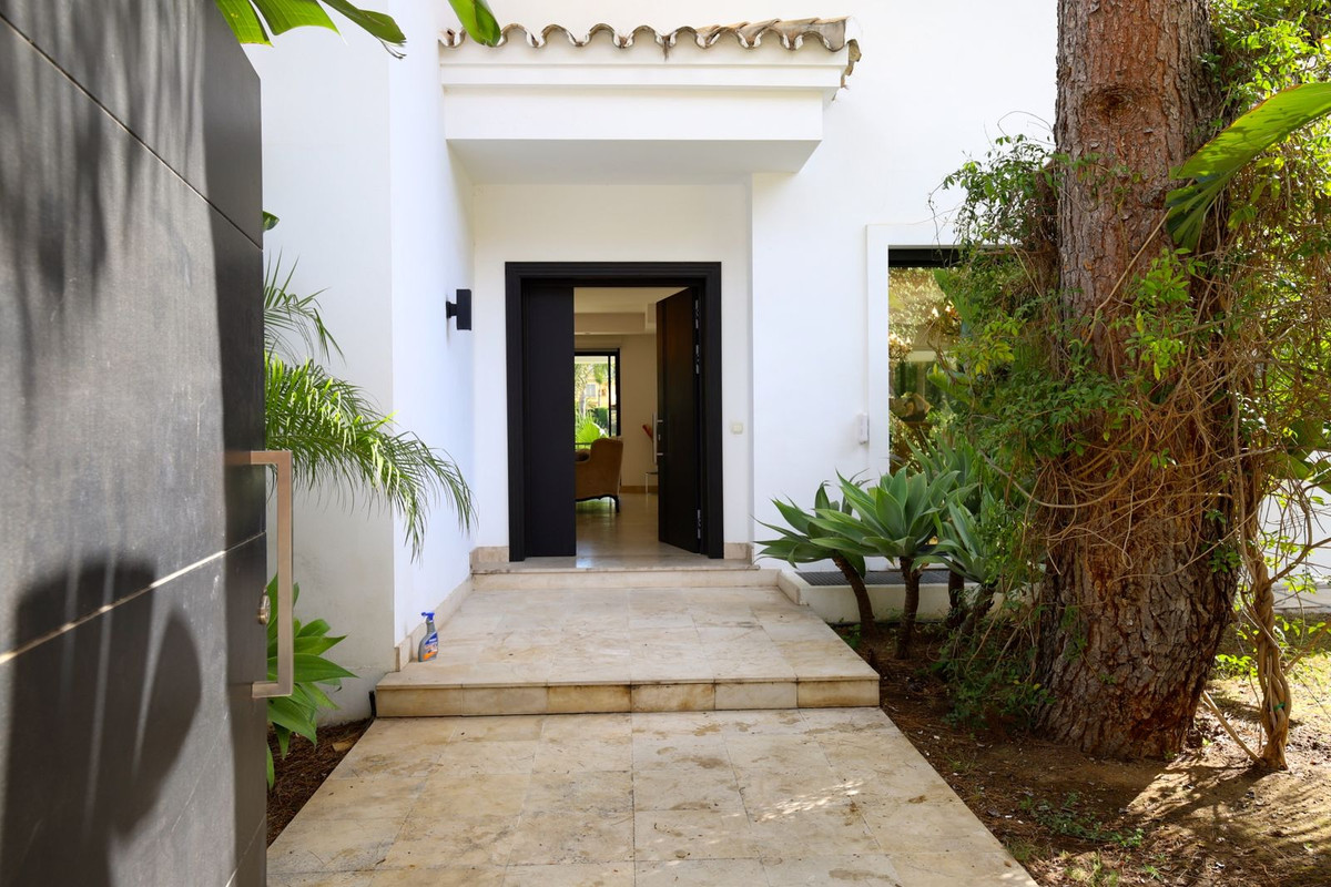 6 Bedroom Villa for Sale in Nueva Andalucía — 2