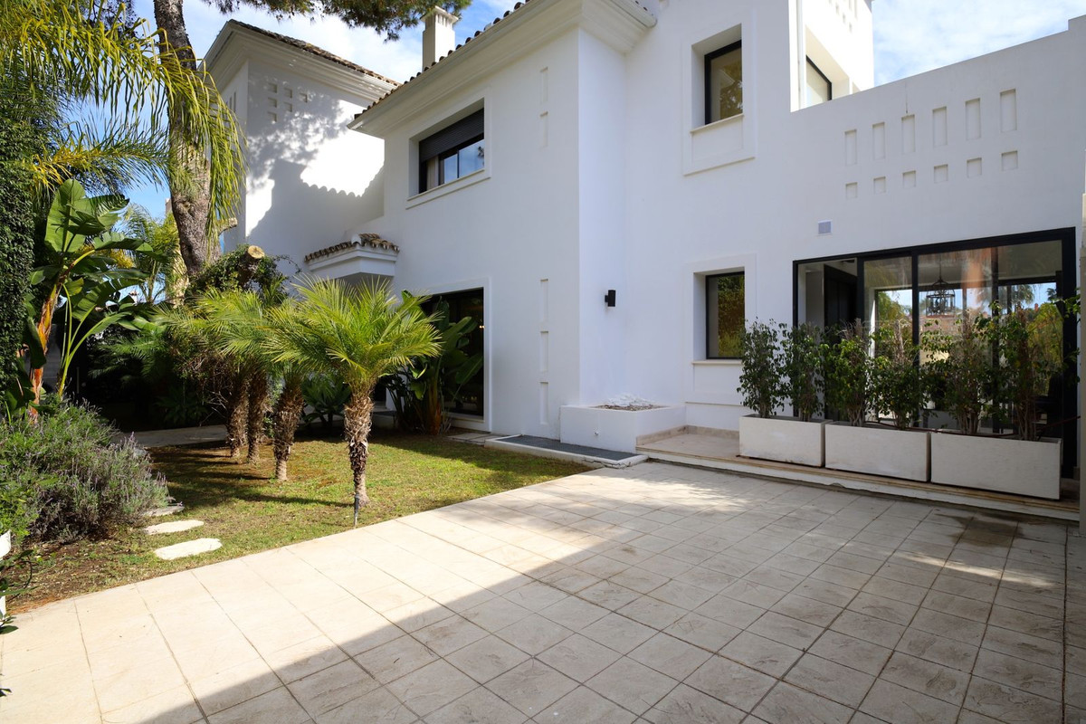 6 Bedroom Villa for Sale in Nueva Andalucía — 3