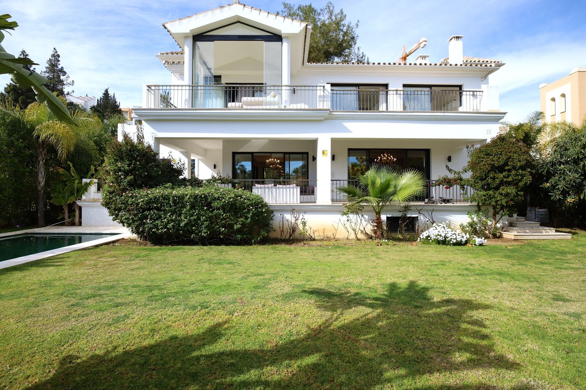 6 Bedroom Villa for Sale in Nueva Andalucía — 4