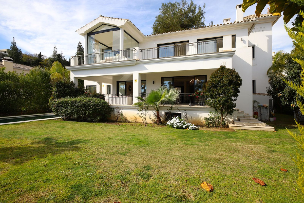 6 Bedroom Villa for Sale in Nueva Andalucía — 5