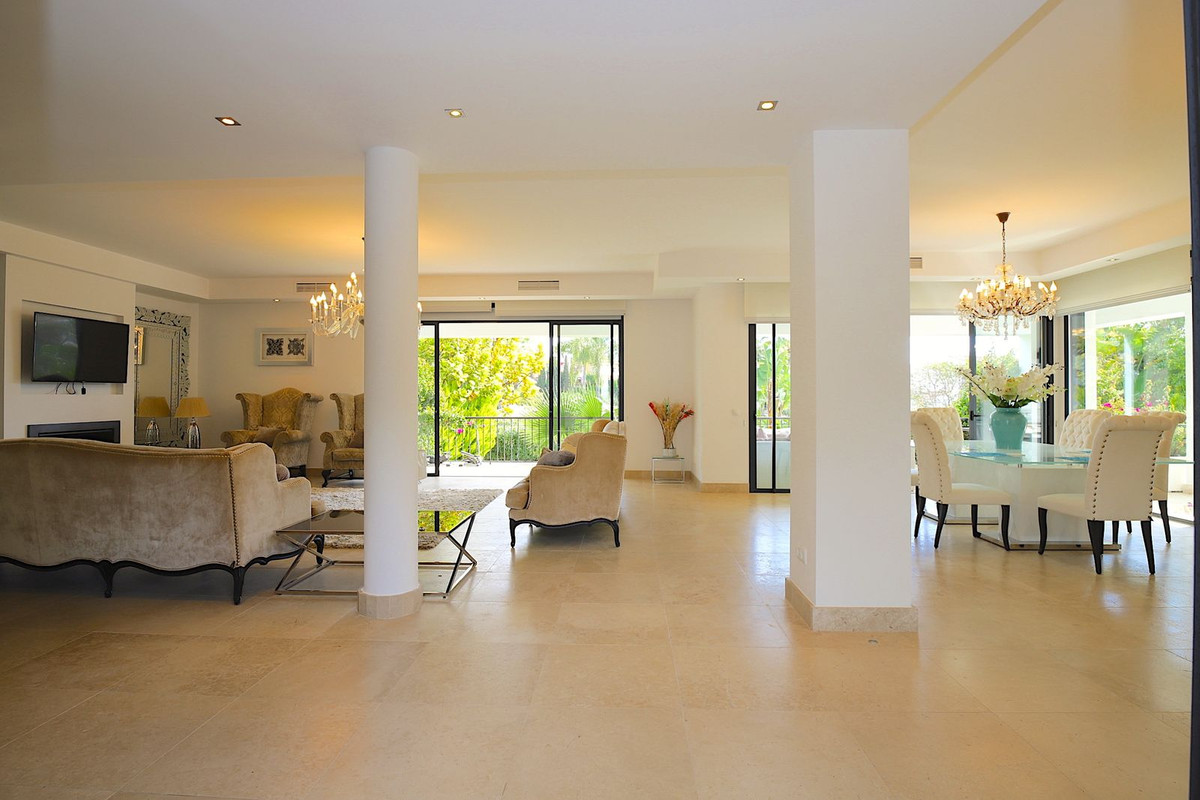 6 Bedroom Villa for Sale in Nueva Andalucía — 6