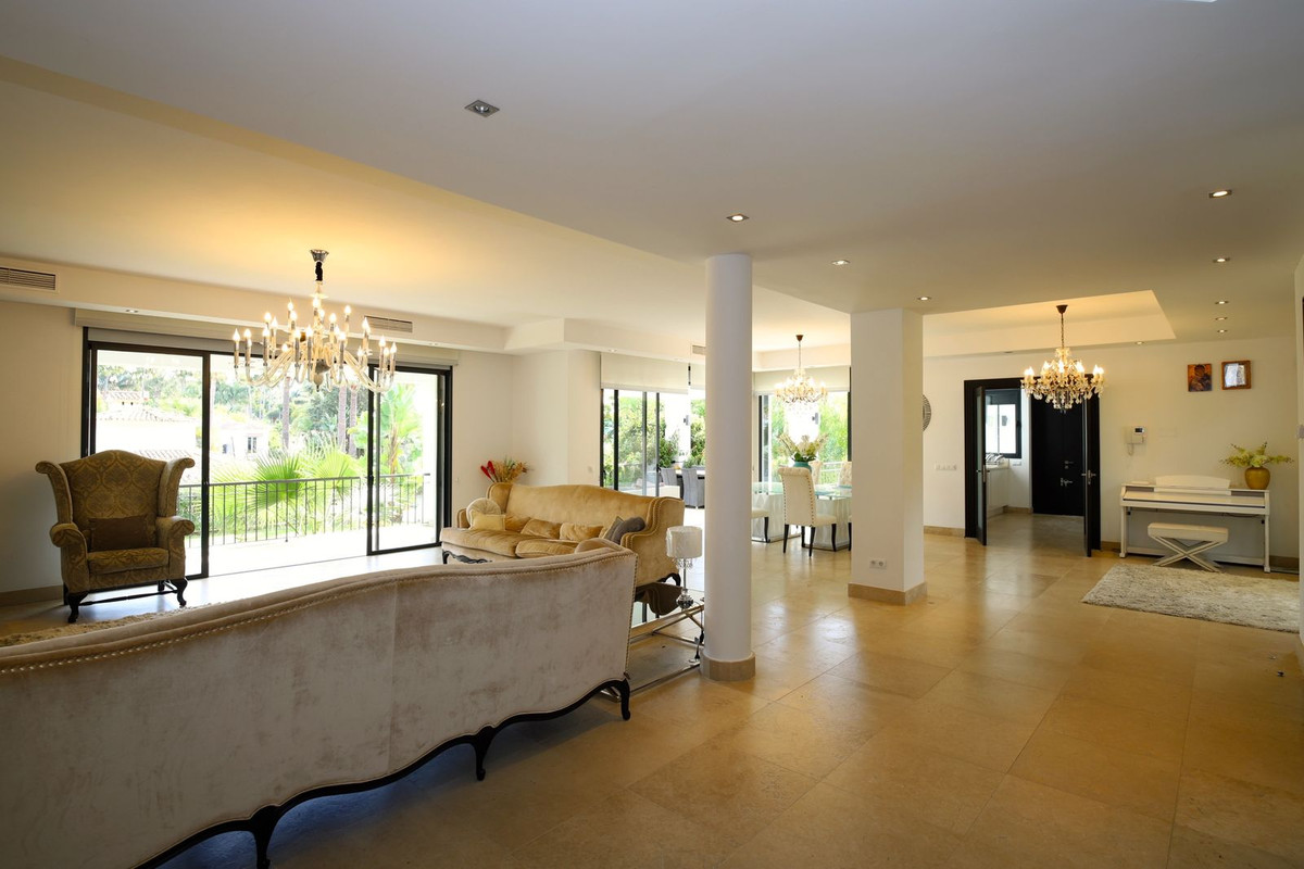 6 Bedroom Villa for Sale in Nueva Andalucía — 7