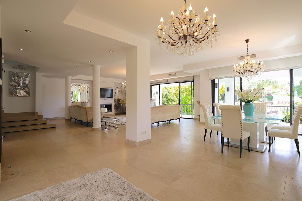 6 Bedroom Villa for Sale in Nueva Andalucía — 8