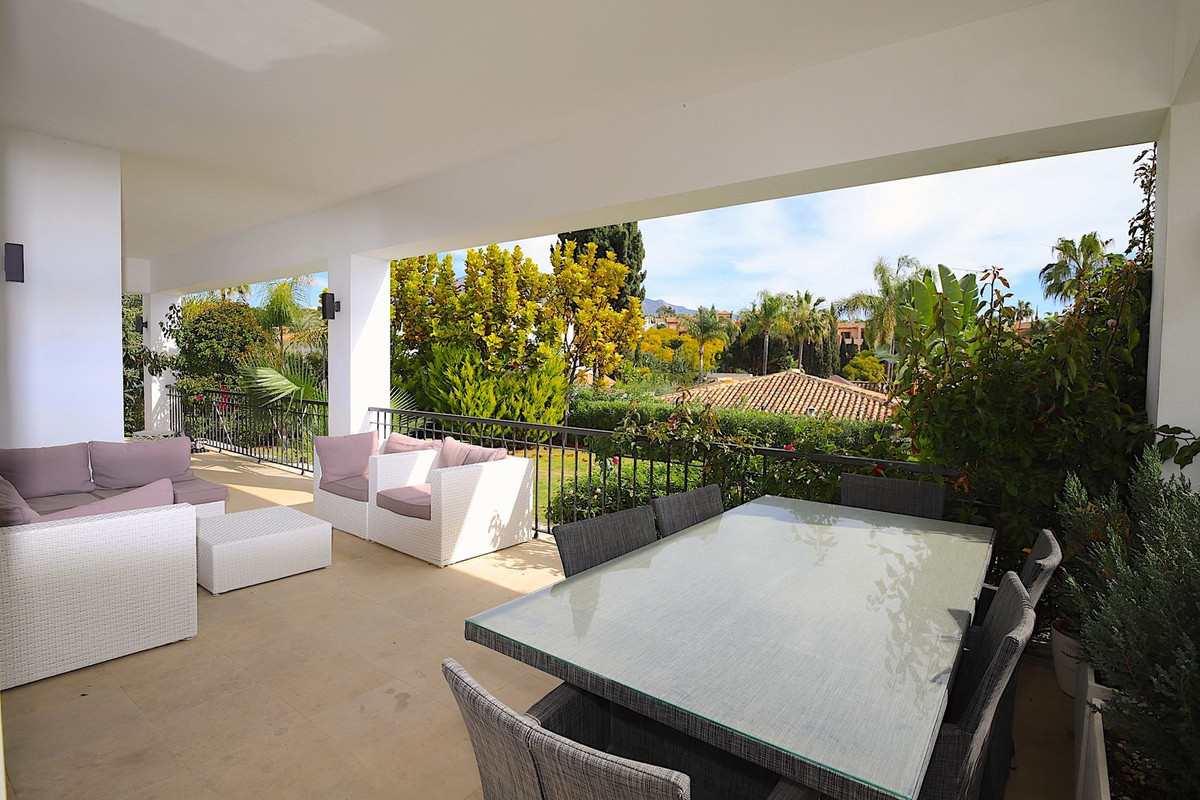 6 Bedroom Villa for Sale in Nueva Andalucía — 9