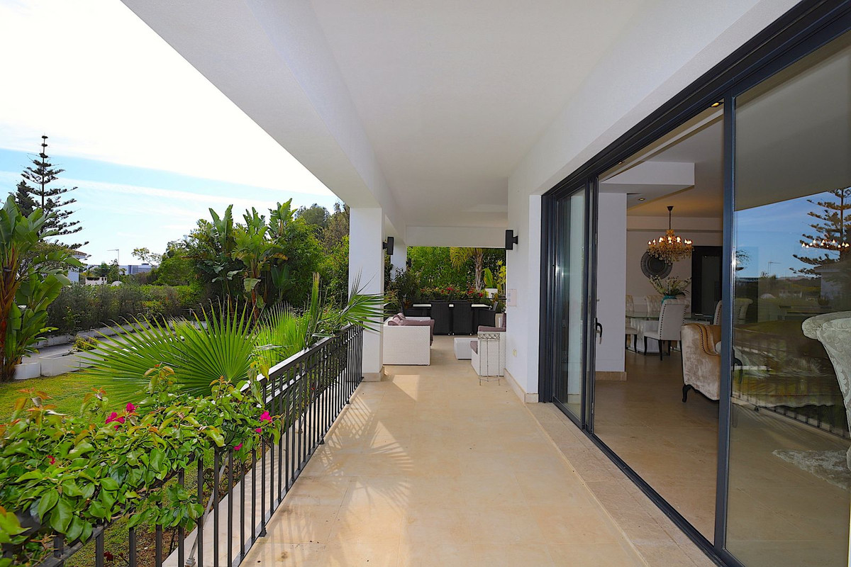 6 Bedroom Villa for Sale in Nueva Andalucía — view 10
