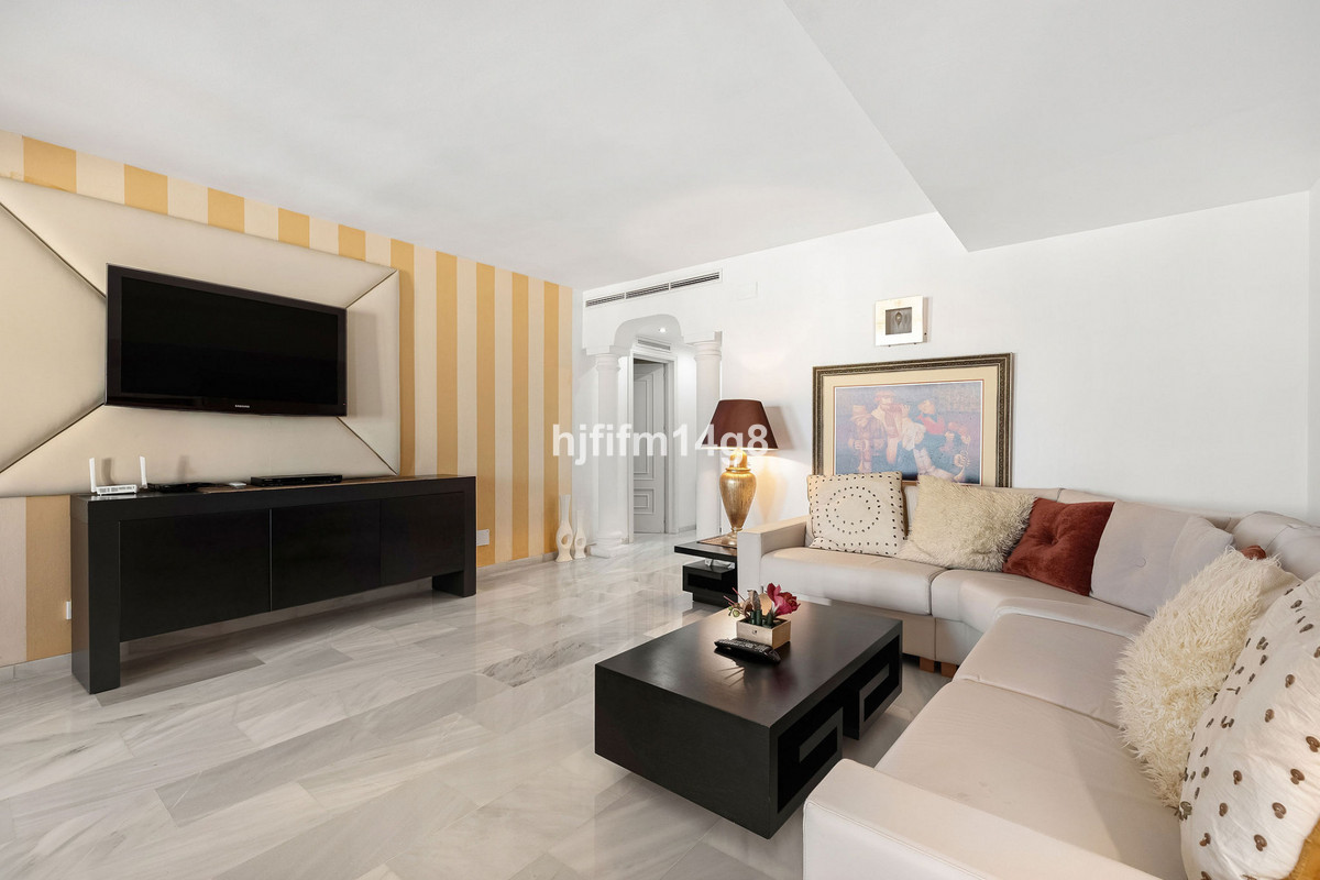 2 Bedroom Apartment for Sale in Puerto Banús — 4