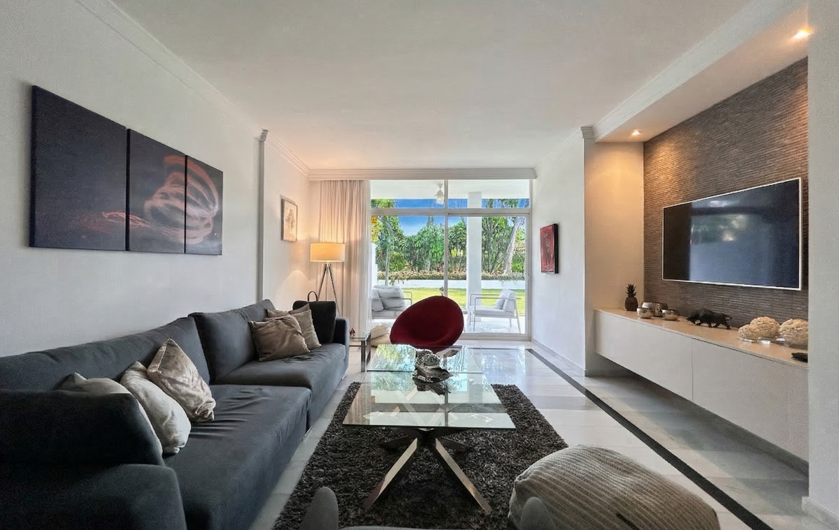 2 Bedroom Apartment for Sale in Puerto Banús — 2