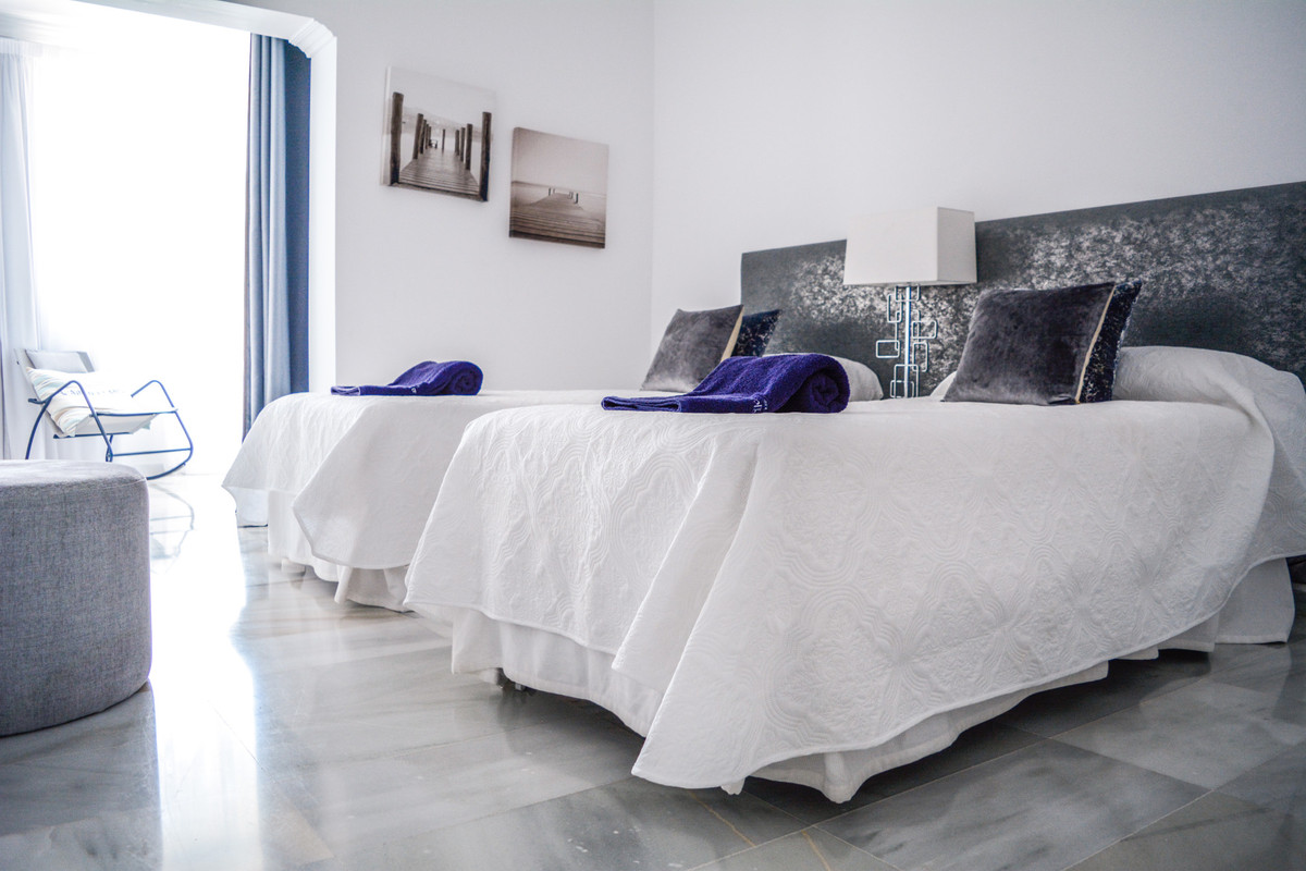 2 Bedroom Apartment for Sale in Puerto Banús — 8