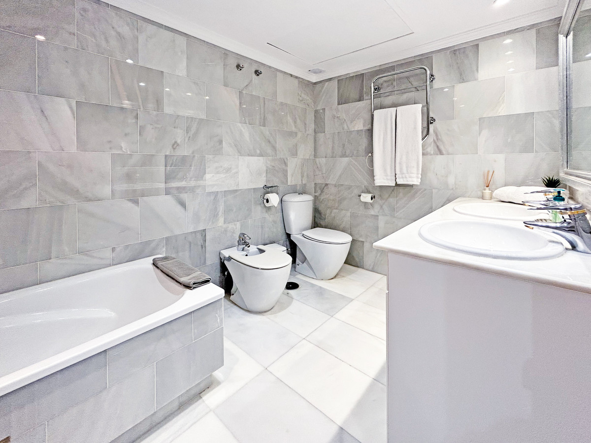2 Bedroom Apartment for Sale in Puerto Banús — view 10