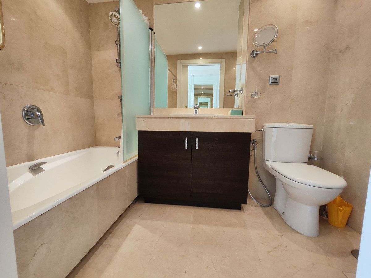 3 Bedroom Apartment for Sale in Estepona — 9
