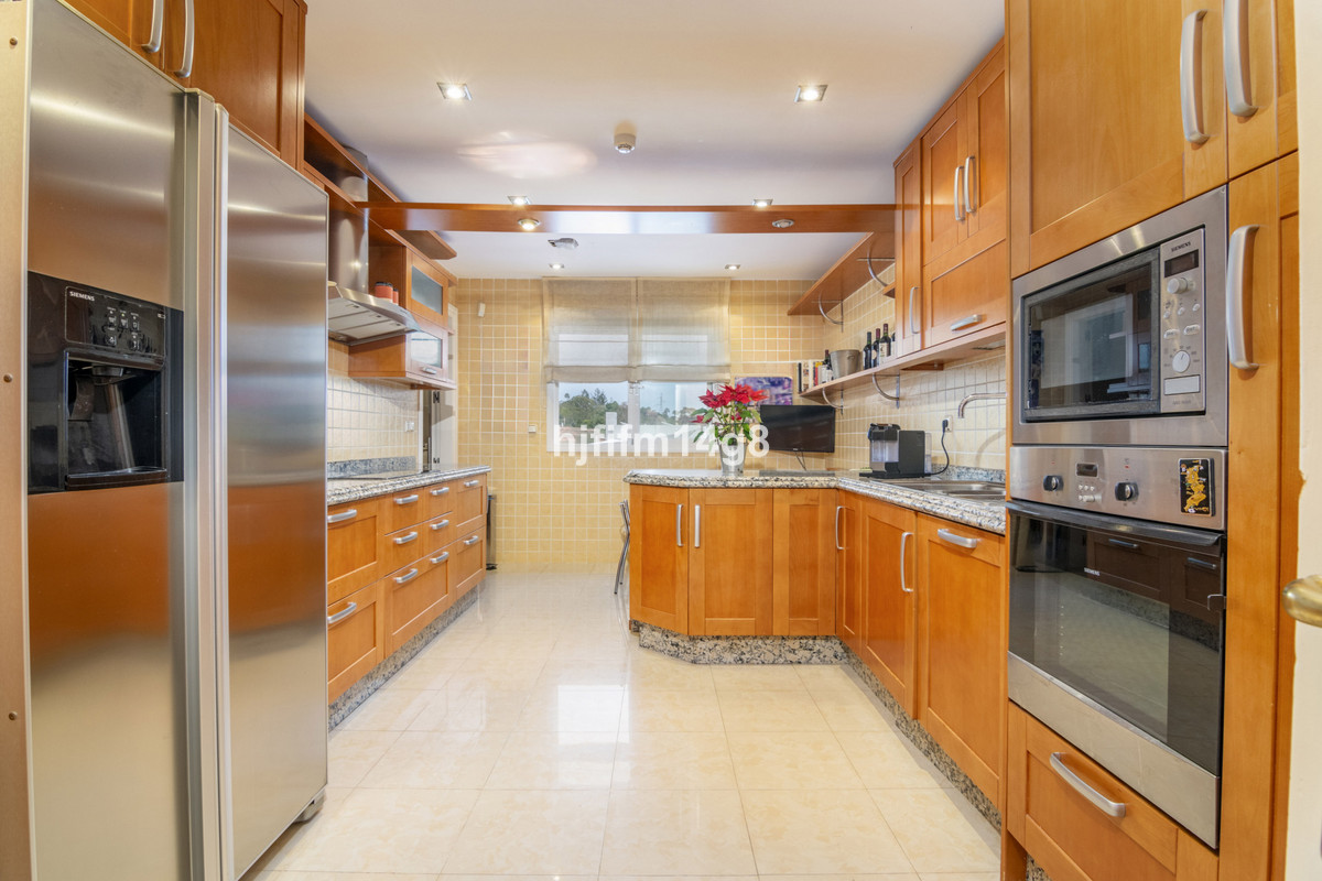 3 Bedroom Apartment for Sale in The Golden Mile — 6