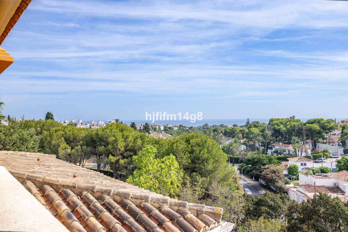 3 Bedroom Apartment for Sale in Nueva Andalucía — 2
