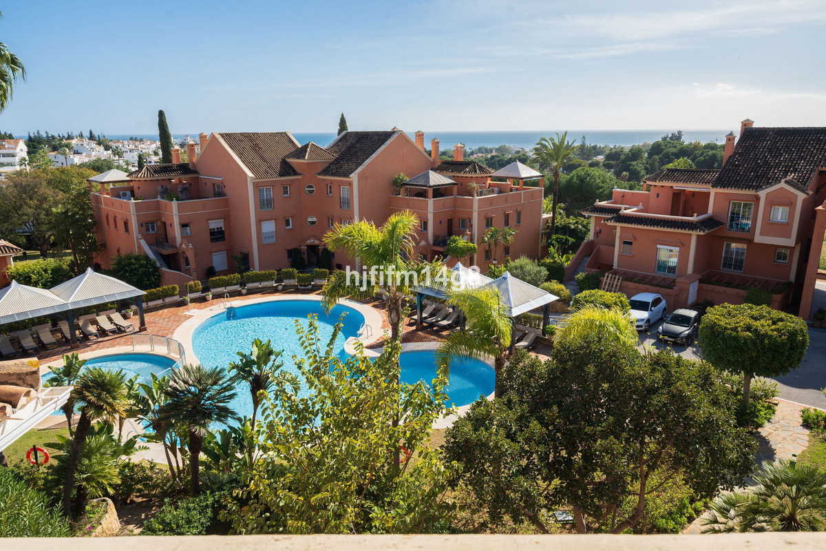 3 Bedroom Apartment for Sale in Nueva Andalucía — 2