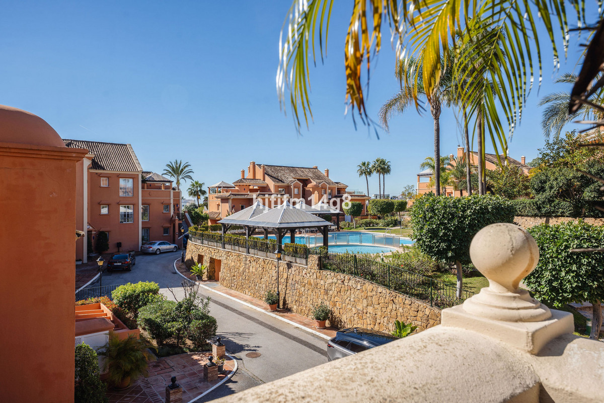 3 Bedroom Apartment for Sale in Nueva Andalucía — 2