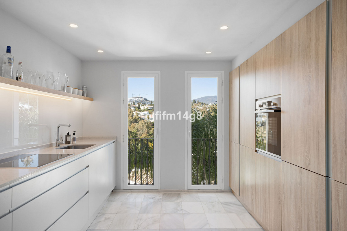 3 Bedroom Apartment for Sale in Benahavís — view 10