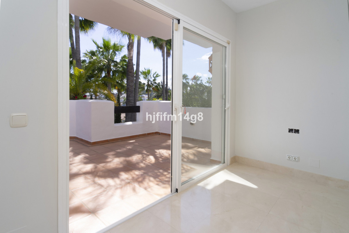 3 Bedroom Apartment for Sale in Nueva Andalucía — view 10