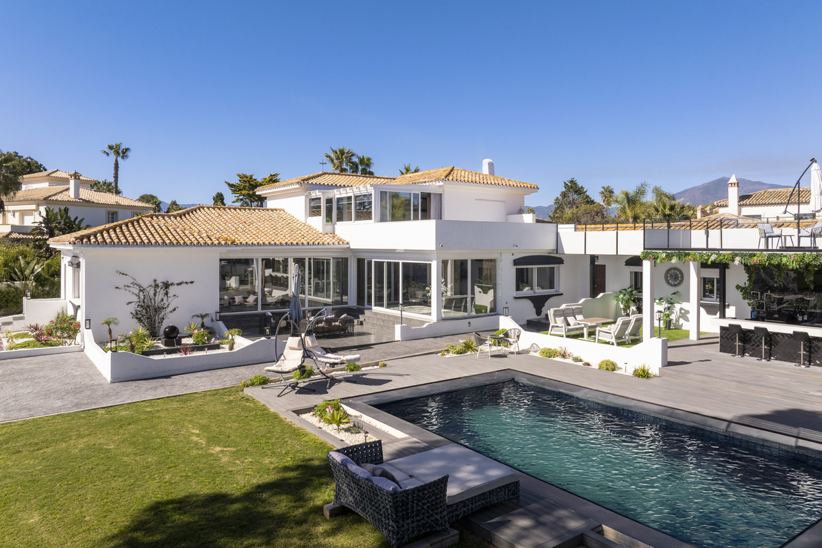 5 Bedroom Villa for Sale in Estepona