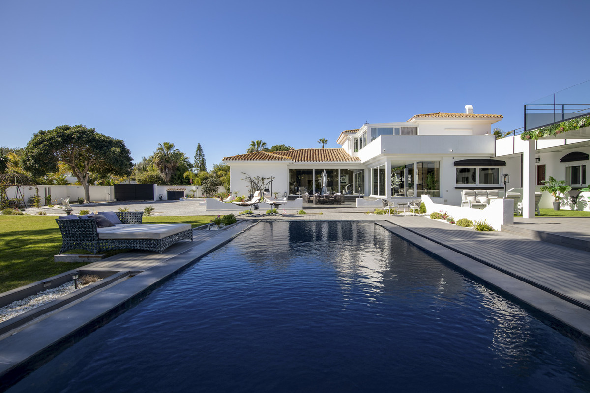 5 Bedroom Villa for Sale in Estepona — 2