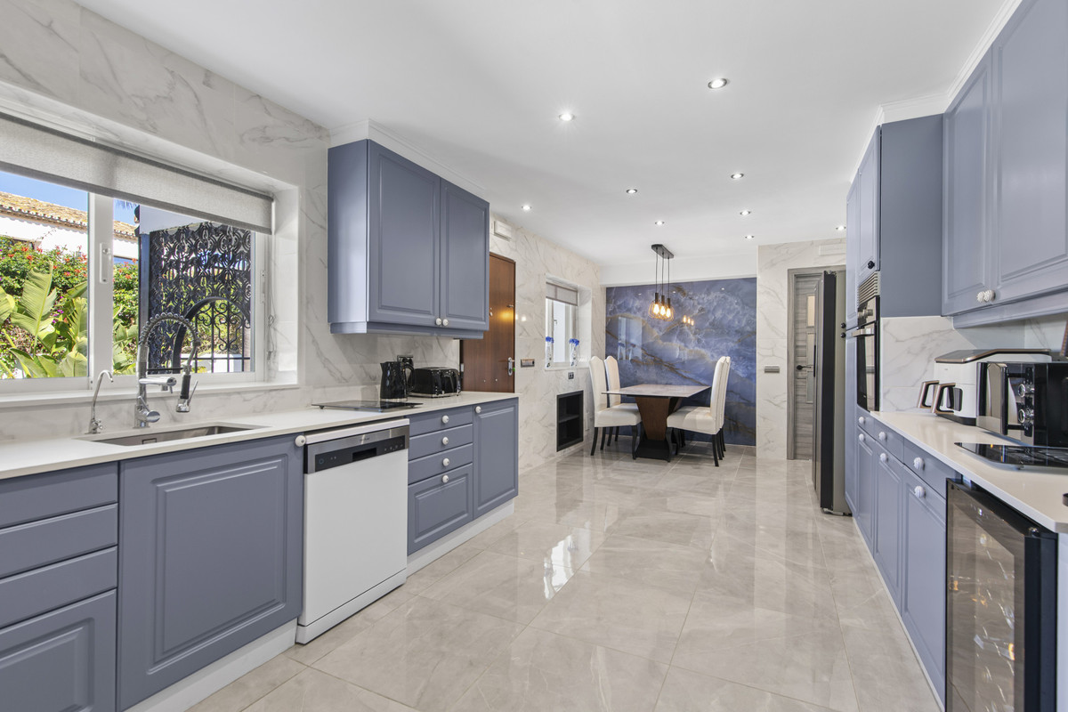 5 Bedroom Villa for Sale in Estepona — 7