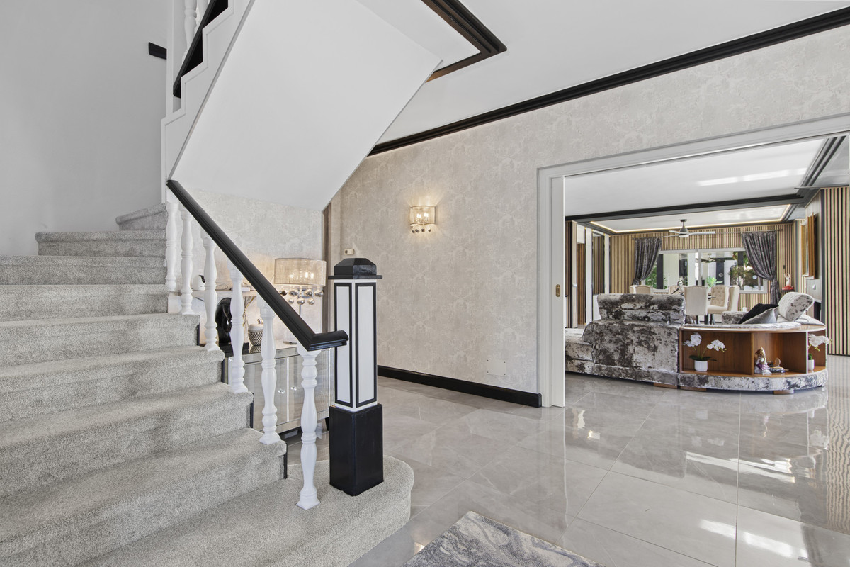 5 Bedroom Villa for Sale in Estepona — 8