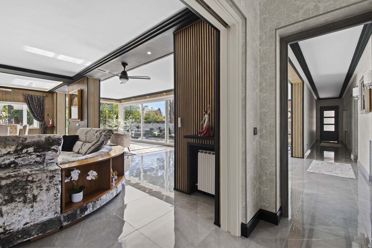 5 Bedroom Villa for Sale in Estepona — 9