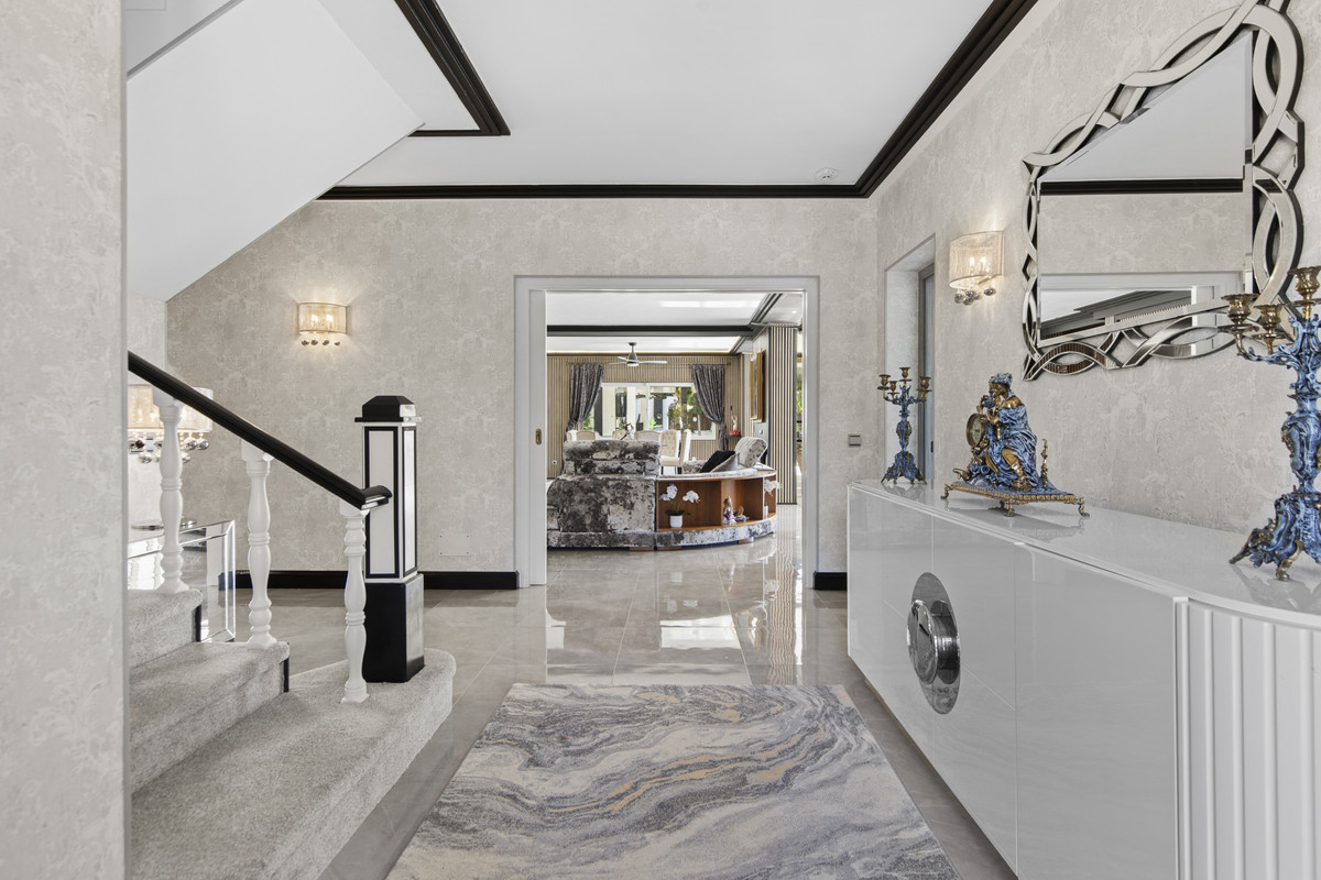 5 Bedroom Villa for Sale in Estepona — view 10