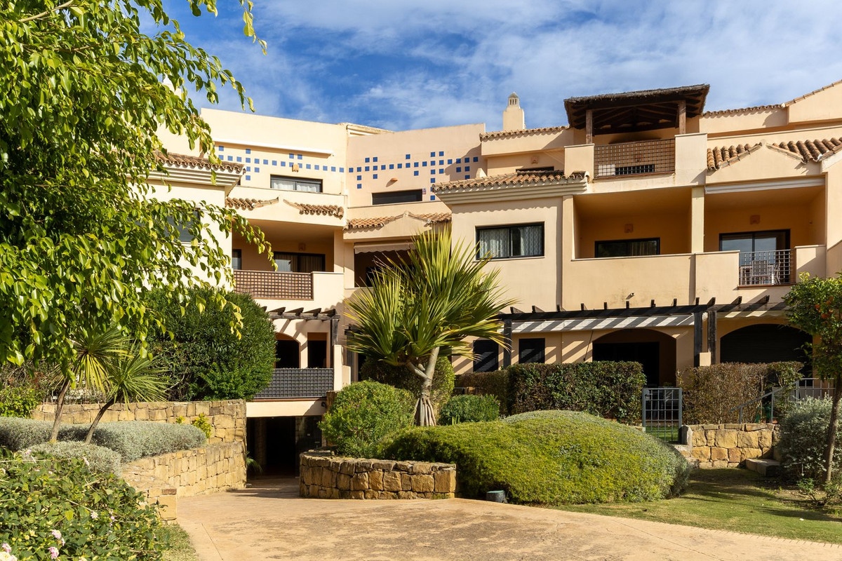 2 Bedroom Apartment for Sale in Puerto Banús — 2