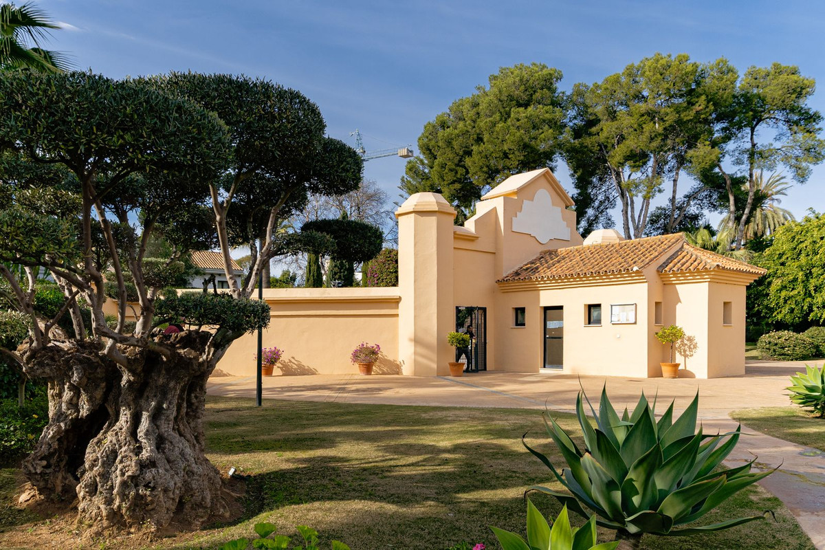 2 Bedroom Apartment for Sale in Puerto Banús — 3