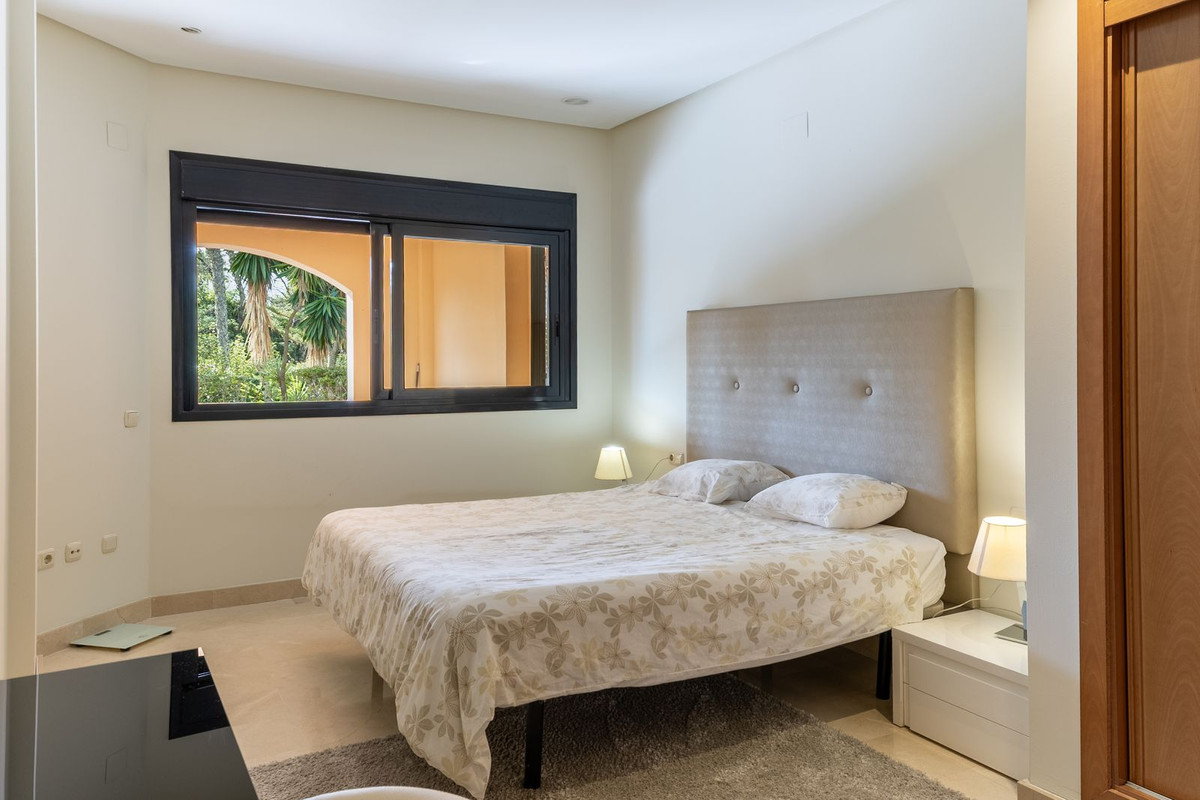 2 Bedroom Apartment for Sale in Puerto Banús — 8