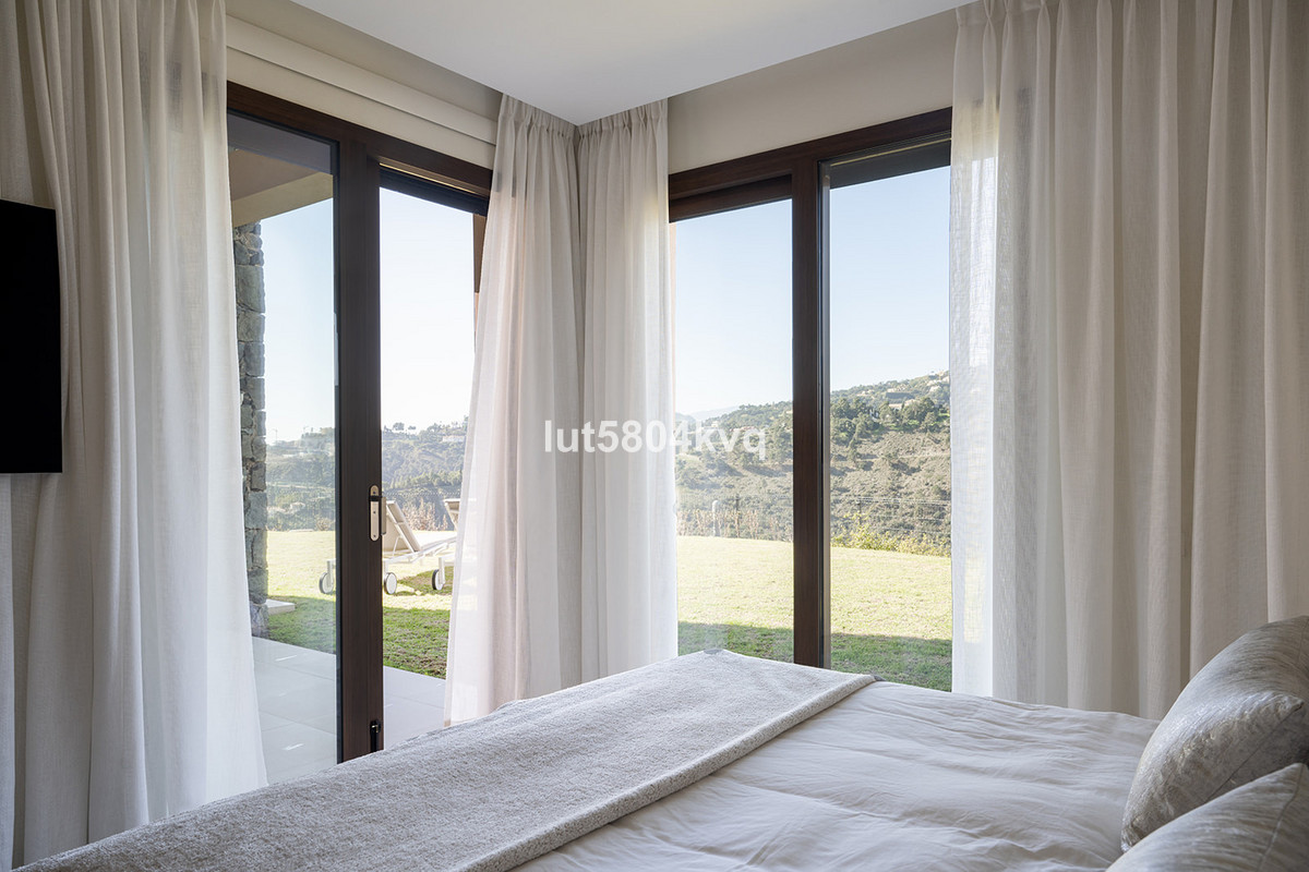 3 Bedroom Apartment for Sale in Benahavís — view 10