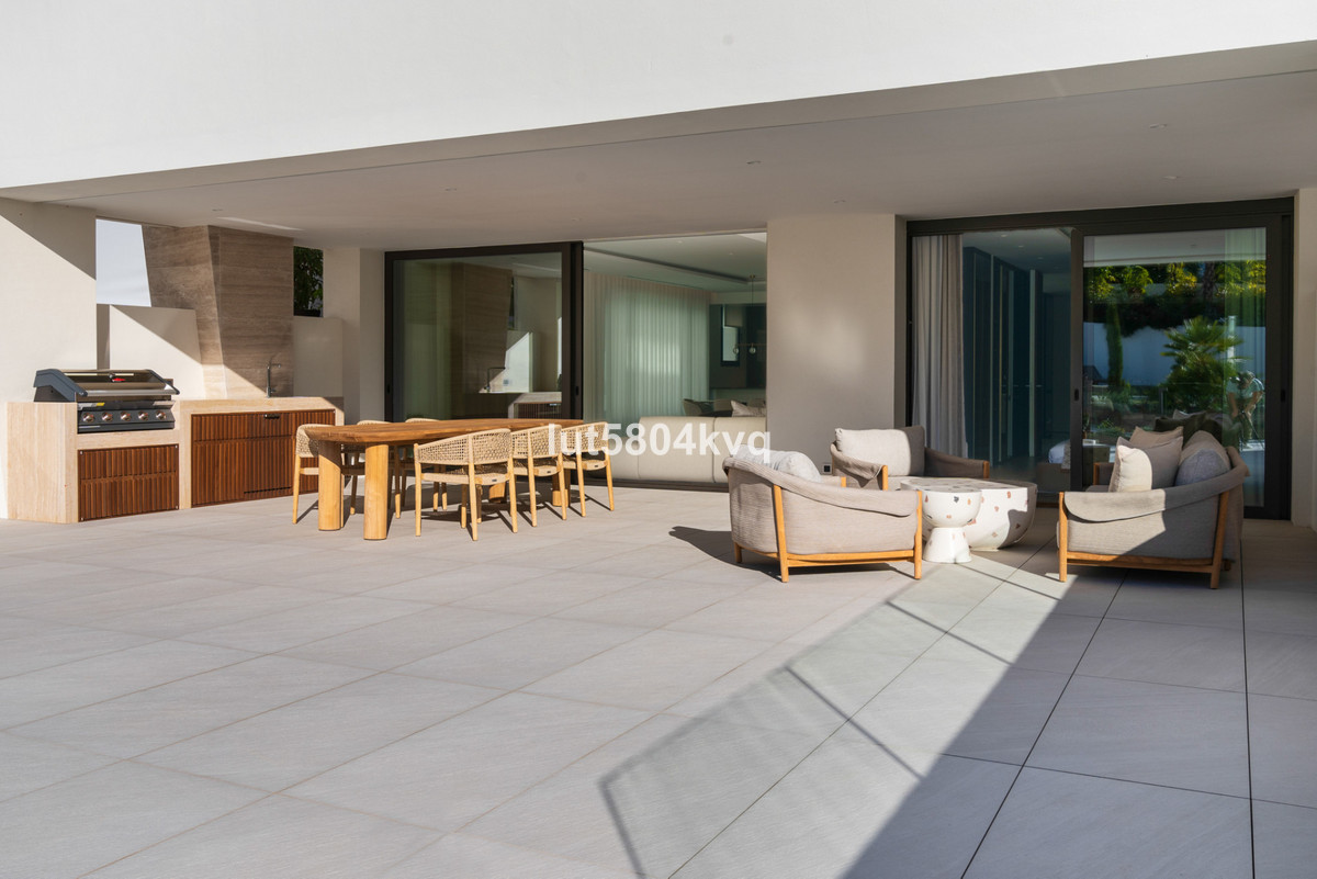 4 Bedroom Apartment for Sale in The Golden Mile — 9