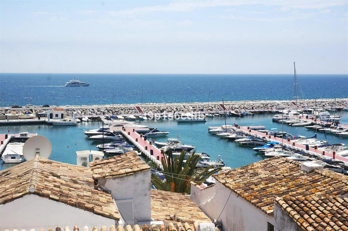 3 Bedroom Apartment for Sale in Puerto Banús — 2