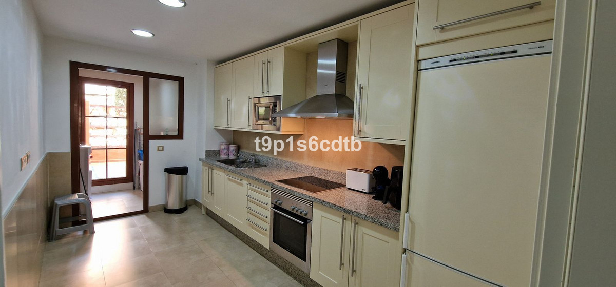 3 Bedroom Apartment for Sale in Benahavís — view 10