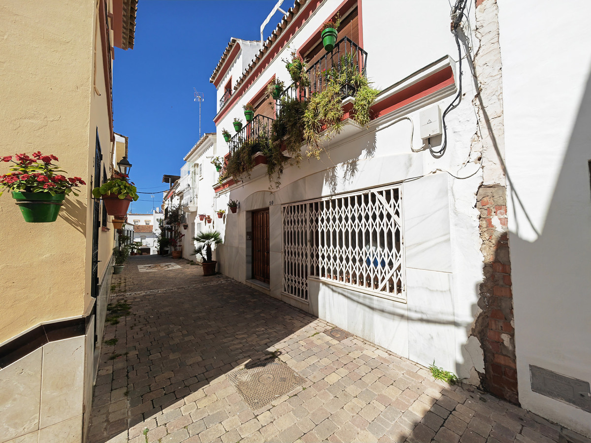 5 Bedroom Villa for Sale in Estepona — 5