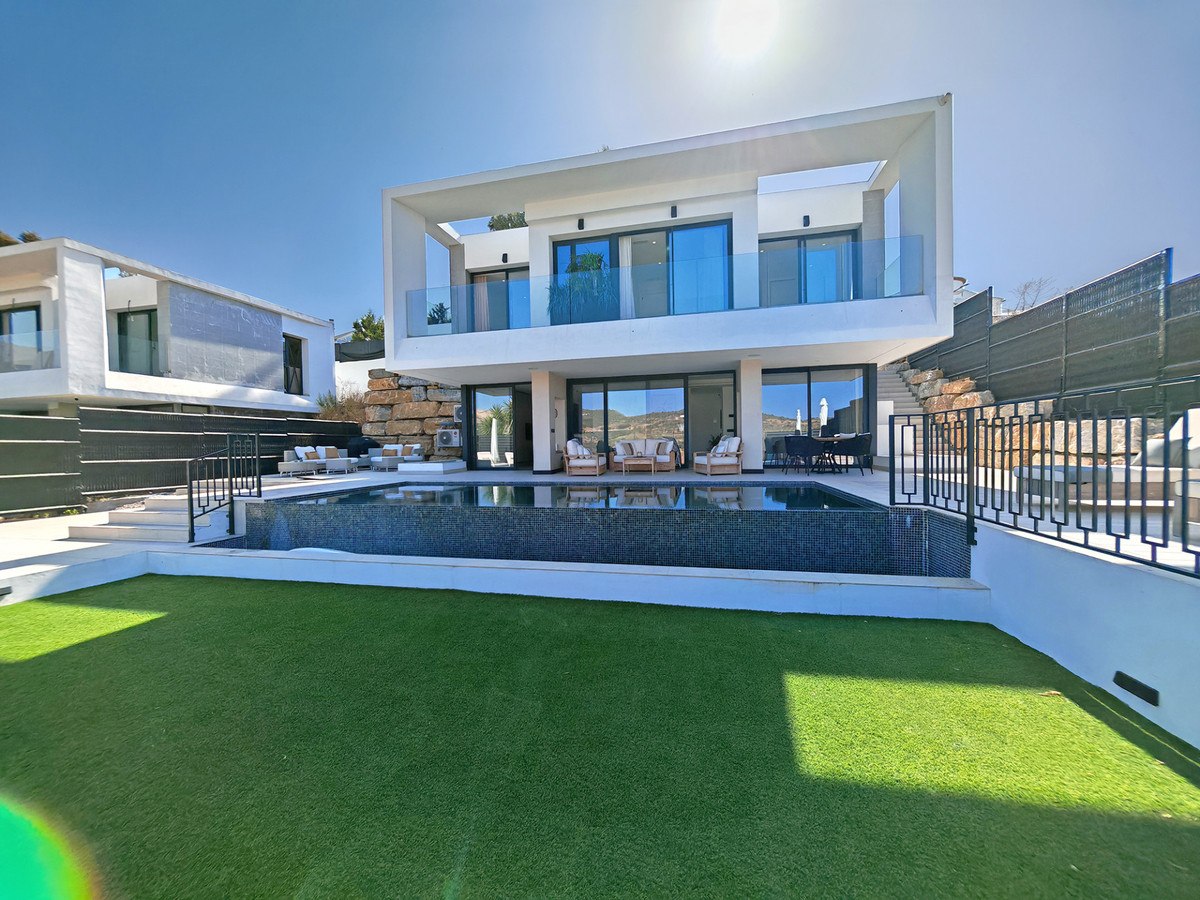 4 Bedroom Villa for Sale in Estepona