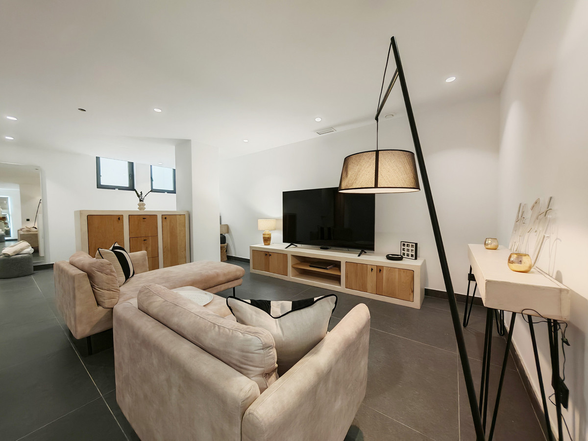 4 Bedroom Villa for Sale in Estepona — 6