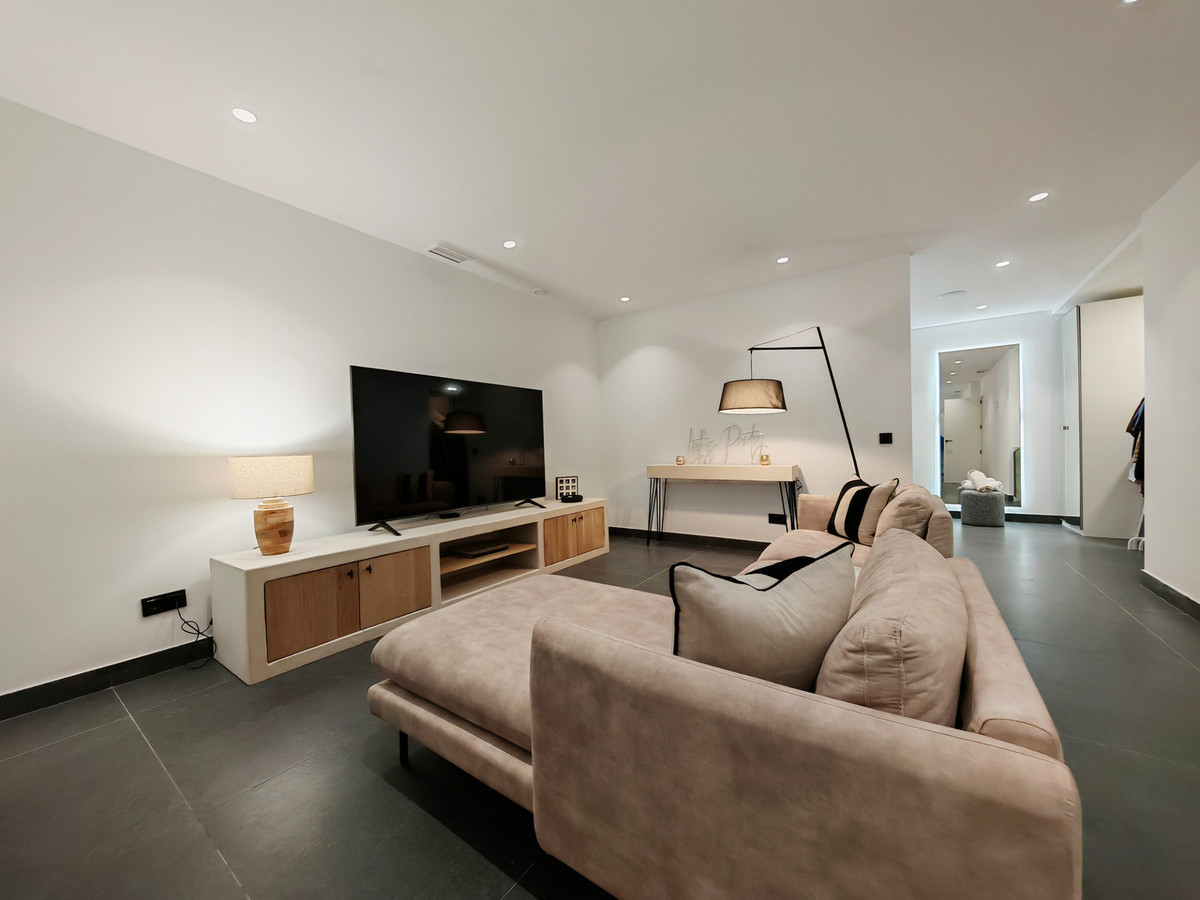4 Bedroom Villa for Sale in Estepona — 7