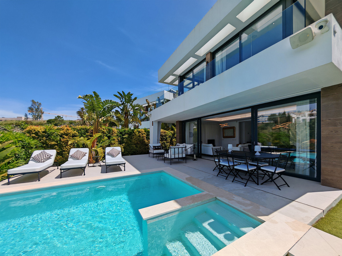 5 Bedroom Villa for Sale in Estepona