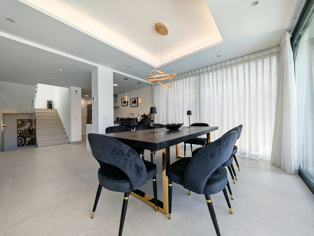 5 Bedroom Villa for Sale in Estepona — 4