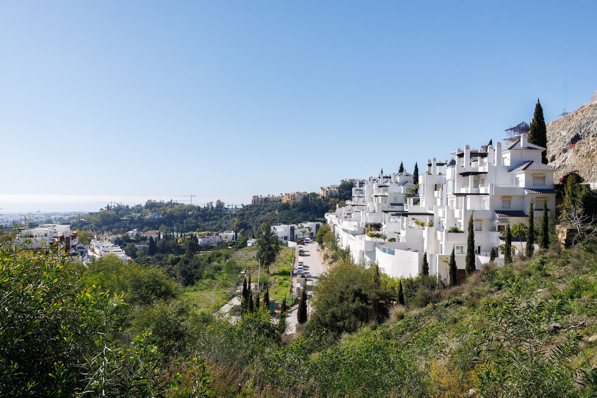 2 Bedroom Apartment for Sale in Benahavís — 3