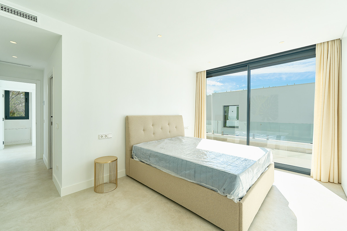 4 Bedroom Villa for Sale in Estepona — 8